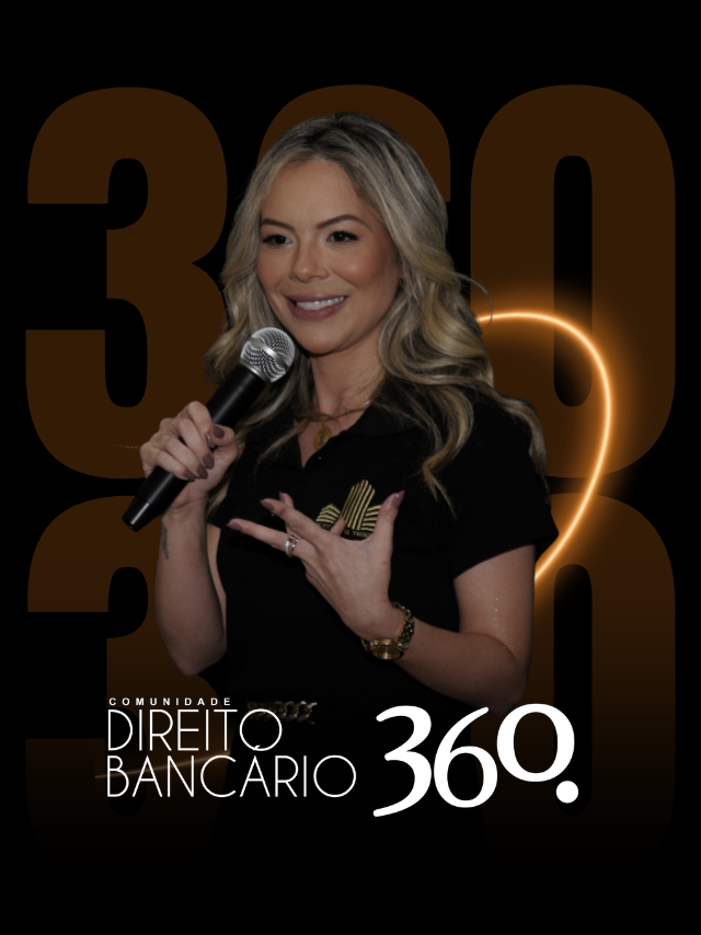 Eduarda Vidal Trindade segurando um microfone, em frente ao logotipo da comunidade Direito Bancário 360